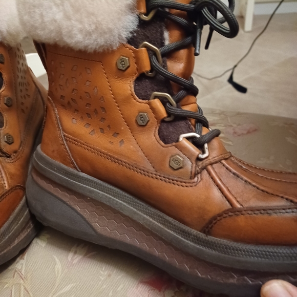 UGG Waterproof Leather Lace Up Boot with Sherling fur Size 7 Gorgeous - Picture 4 of 16